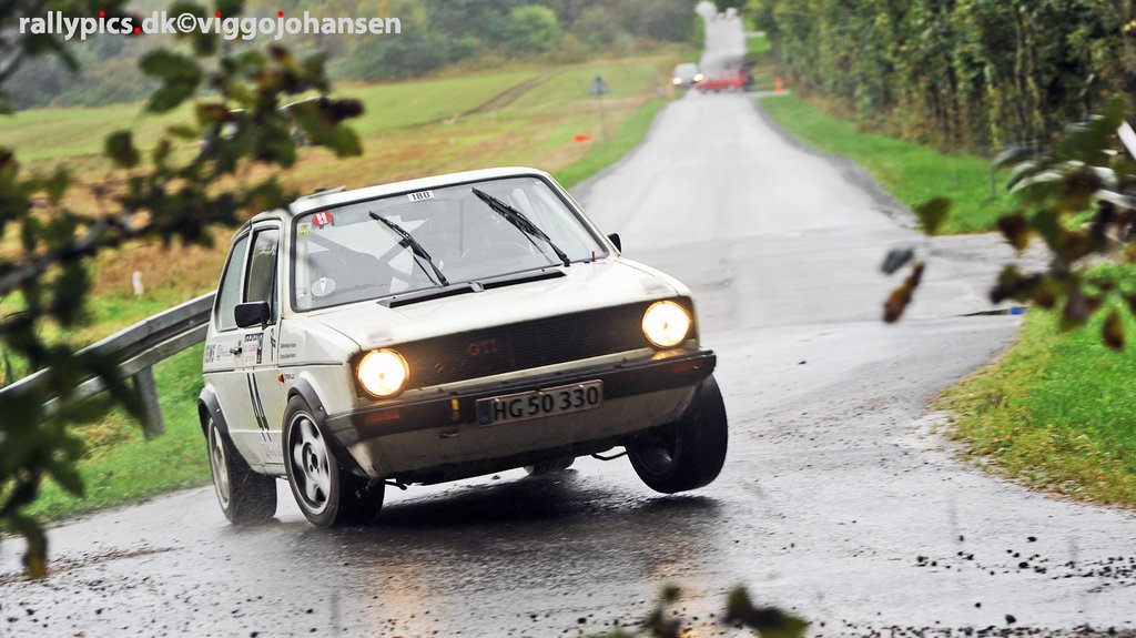 Start nr. 124, Henrik Møller-Nielsen og Martin Møller-Nielsen bruger deres VW Golf GTI til andet en RMCH. Her fanget af kameraet i Rally Midtjylland i oktober 2017.